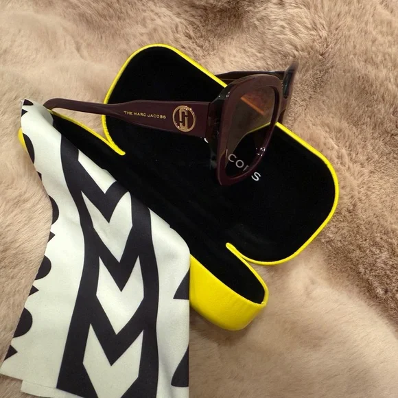 BRAND NEW creative, irreverent & unique Marc Jacobs Sunglasses display picture 2